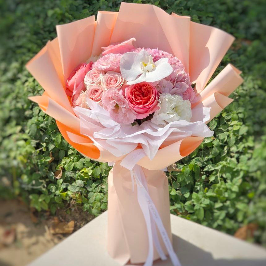 Blush mixed roses and hydrangea